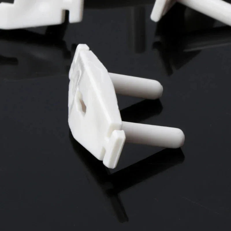 Spina elettrica bianca in plastica con due perni cilindrici per copriprese di sicurezza bambini