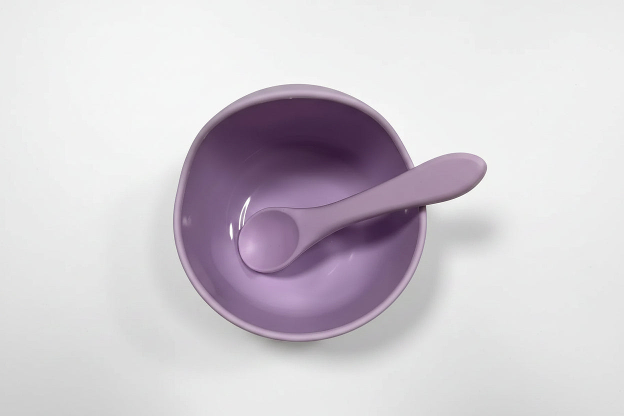  Ciotola silicone con ventosa bambini viola su sfondo bianco