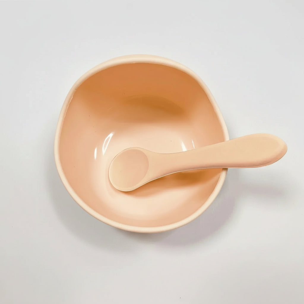 Ciotola silicone con ventosa bambini beige su sfondo bianco