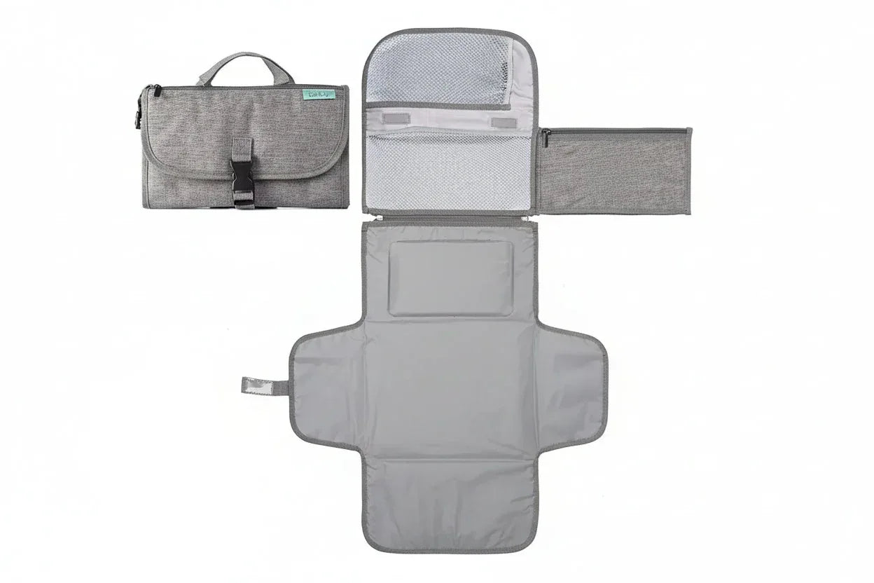 Fasciatoio portatile per neonati con tasche aperto e chiuso su sfondo bianco
