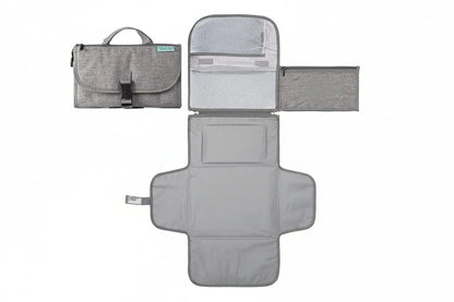 Fasciatoio portatile per neonati con tasche aperto e chiuso su sfondo bianco