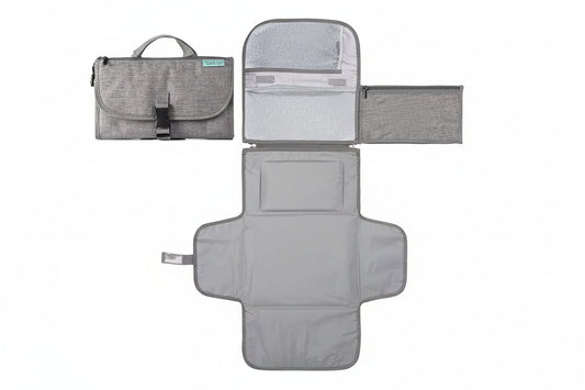 Fasciatoio portatile per neonati con tasche aperto e chiuso su sfondo bianco