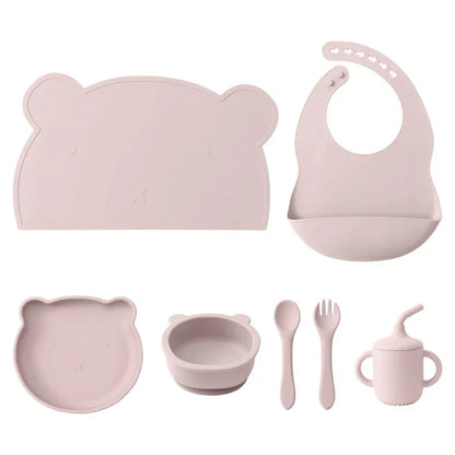 set pappa silicone neonati 7 pezzi rosa chiaro bavaglino piatto ciotola tazza posate sfondo bianco
