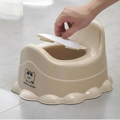 Vasino portatile per bambini color cachi con coperchio apribile su pavimento