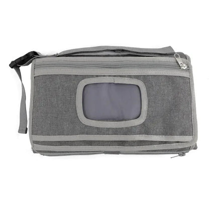  Fasciatoio portatile per neonati con tasche chiuso su sfondo bianco