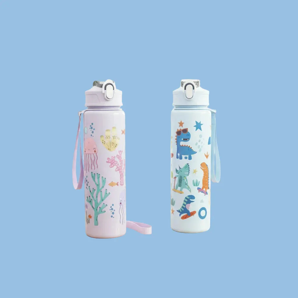 Borraccie Bambini fantasia Dinosauro  e mare 750ml con Cannuccia – Antigoccia - BPA Free su sfondo azzurro