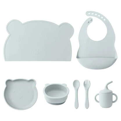 set pappa silicone neonati 7 pezzi azzurro bavaglino piatto ciotola tazza posate sfondo bianco
