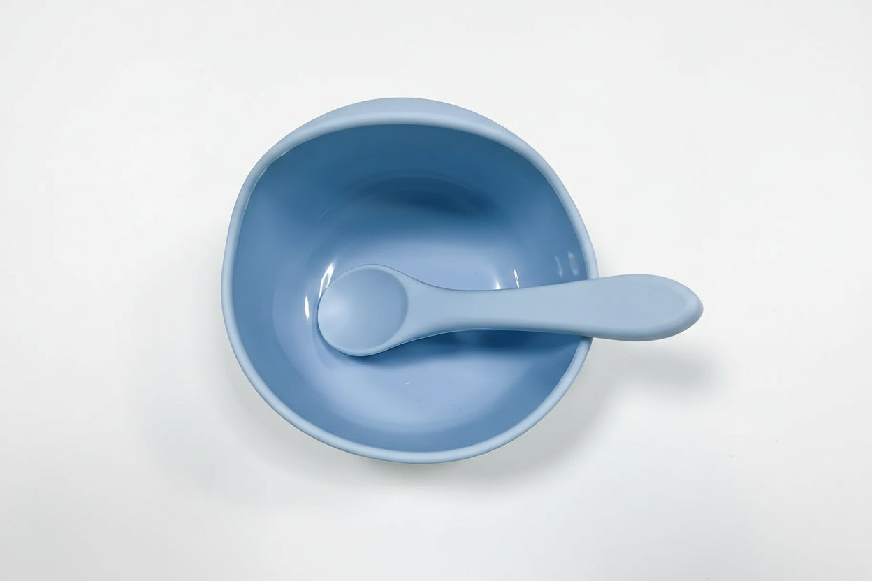  Ciotola silicone con ventosa bambini azzurro su sfondo bianco