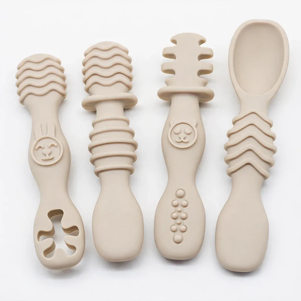 Dettaglio cucchiaio silicone morbido per neonati prima pappa