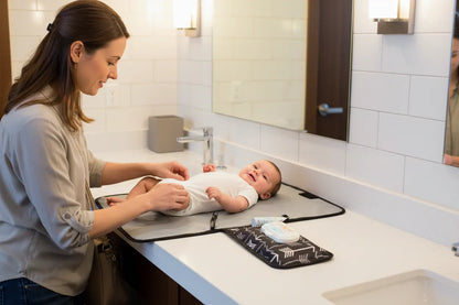 Mamma che utilizza il fasciatoio portatile 3 in 1 nel bagno di un ristorante