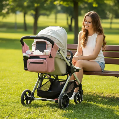 Mamma che passeggia con passeggino e borsa organizer agganciata al maniglione parco
