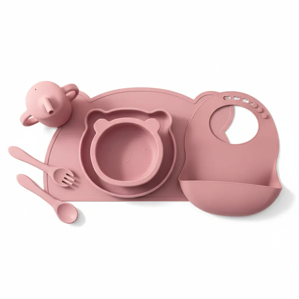 Set pappa completo 7 pezzi in silicone per neonati variante rosa con orsetto su sfondo bianco
