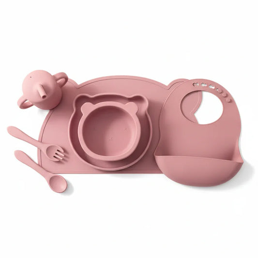 Set pappa completo 7 pezzi in silicone per neonati variante rosa con orsetto su sfondo bianco
